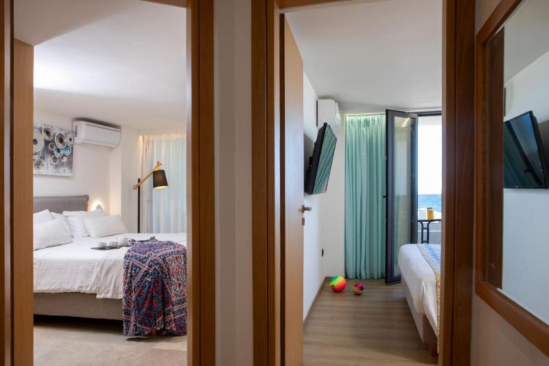 Superior Family Suite Sea View with Outdoor Jacuzzi image 2