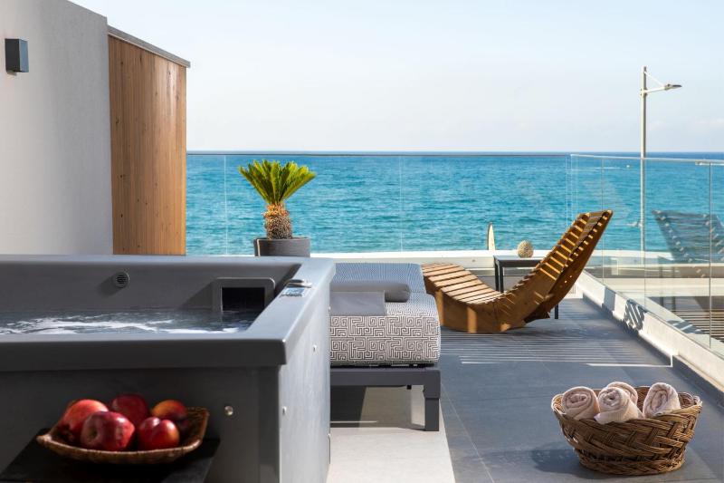 Superior Family Suite Sea View with Outdoor Jacuzzi image 1