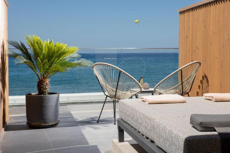 Deluxe Suite Sea View with Outdoor Jacuzzi image 3