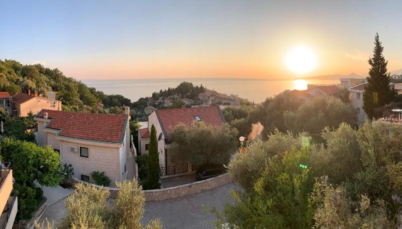 Deluxe Double Room with Balcony and Sea View image 2