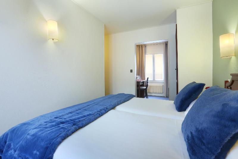 Twin Room image 3