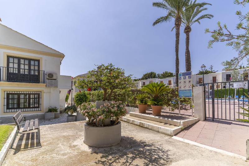 Vera Coast Fantástico Bajo con Jardin y Piscina - image 9