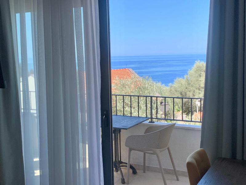 Double Room with Balcony and Sea View image 4