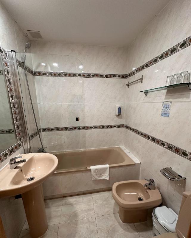 Double Room with Extra Bed image 3