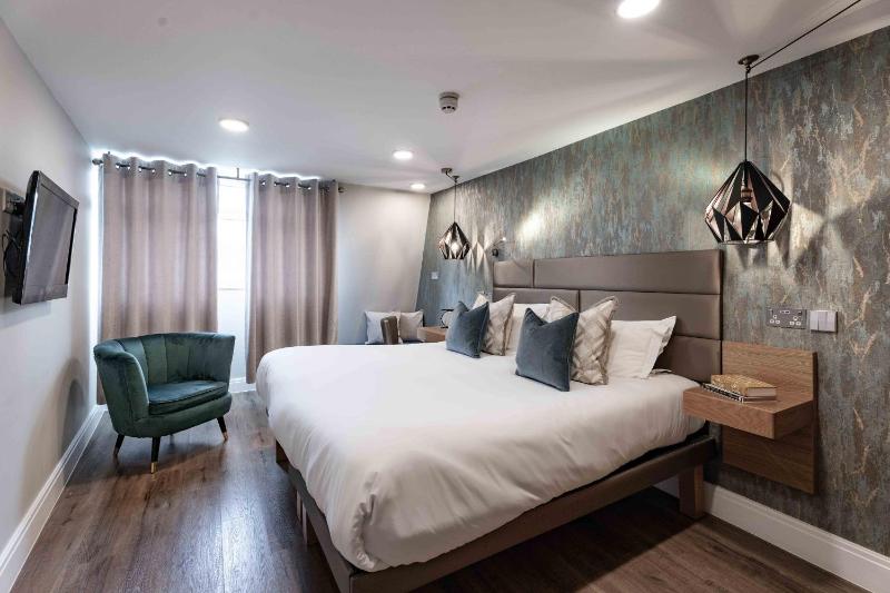 Deluxe Double Room with Extra Bed image 1