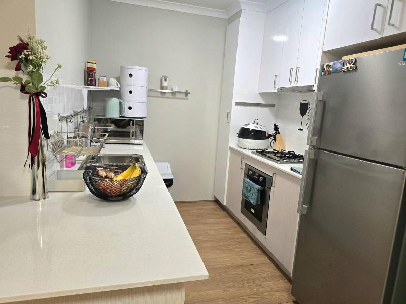 Stylish 2-Bedroom Apartment in Maddington 15 Minutes from Perth Airport - image 1