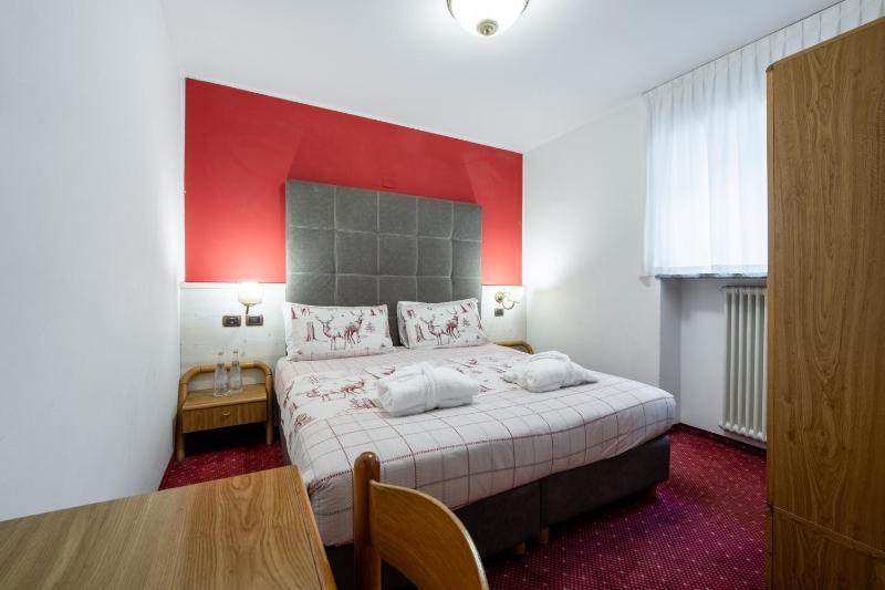 Economy Twin Room image 1