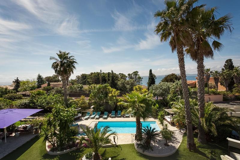 Double Room with Balcony, Pool View and Sea View image 4