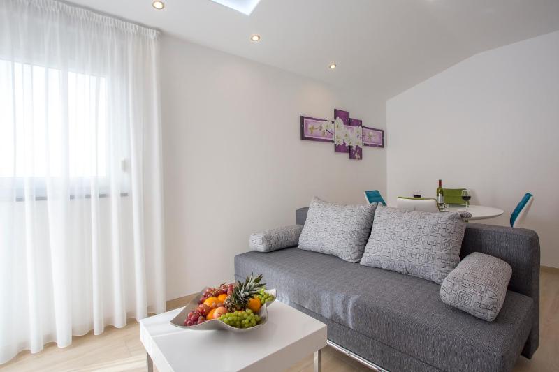 One-Bedroom Apartment with Sea View image 4
