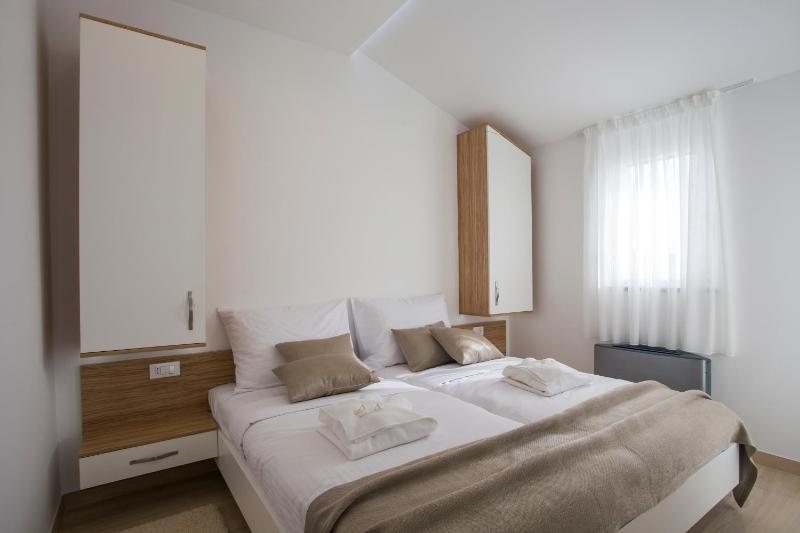One-Bedroom Apartment with Sea View image 3