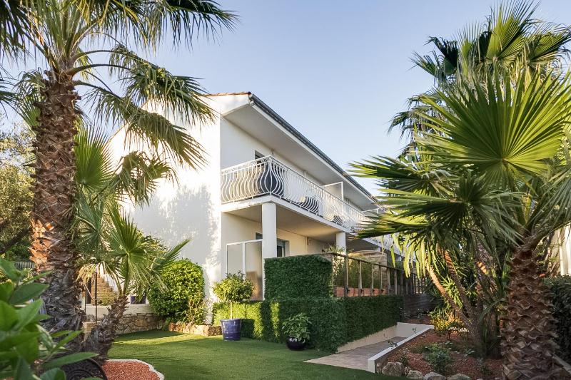 Triple Room with Terrace and Garden View image 2