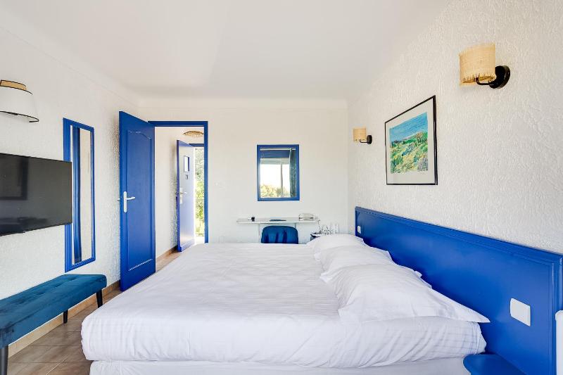Double Room with Terrace and Garden View image 3