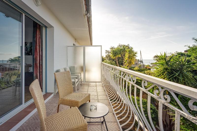 Triple Room with Balcony and Partial Sea View  image 1