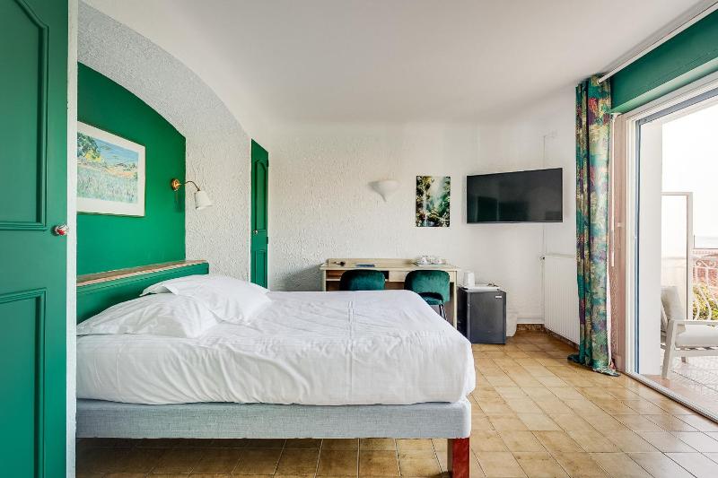Triple Room with Balcony and Partial Sea View  image 3