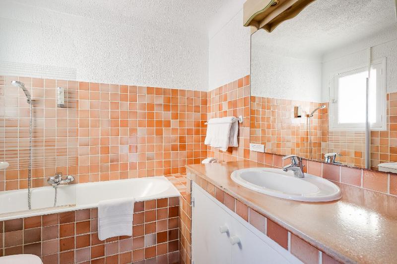 Triple Room with Balcony and Partial Sea View  image 2