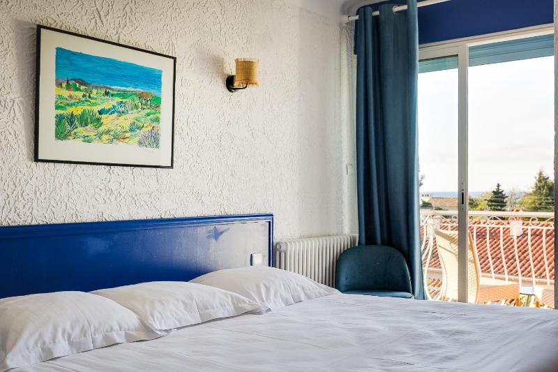 Double Room with Balcony and Sea View image 4