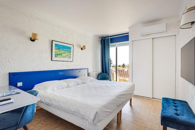 Double Room with Balcony and Sea View image 3