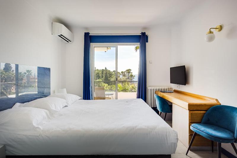 Double Room with Balcony, Pool View and Sea View image 3