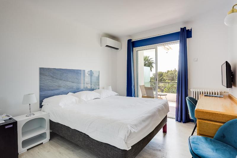 Double Room with Balcony, Pool View and Sea View image 2