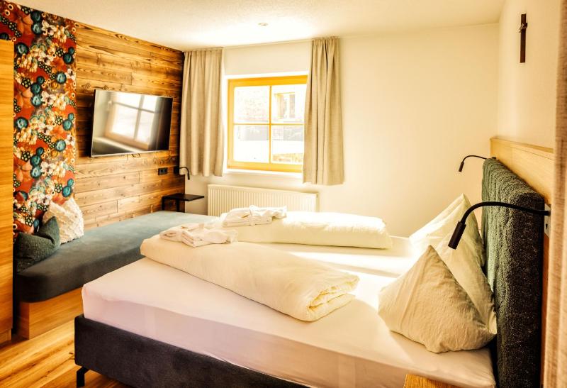 Deluxe Double Room with Balcony image 2