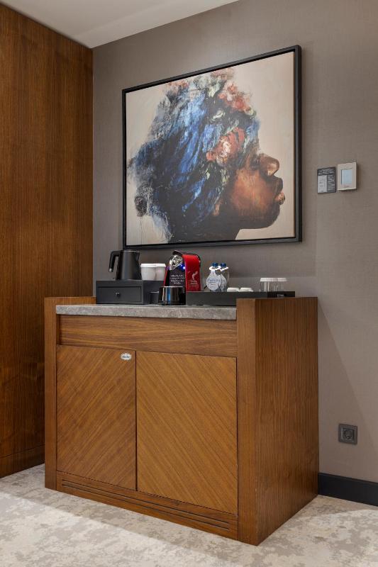 One-Bedroom Deluxe King Suite image 3