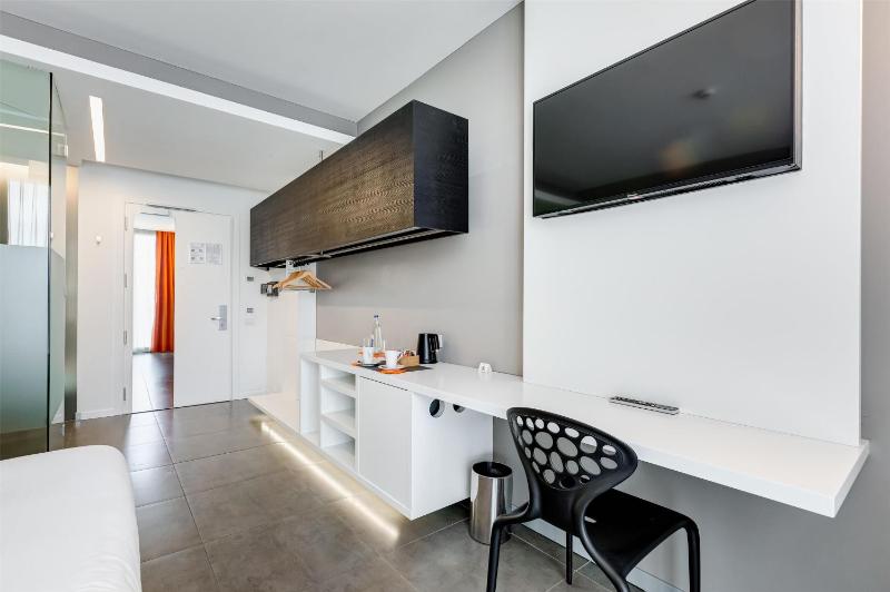 Standard King Room image 1