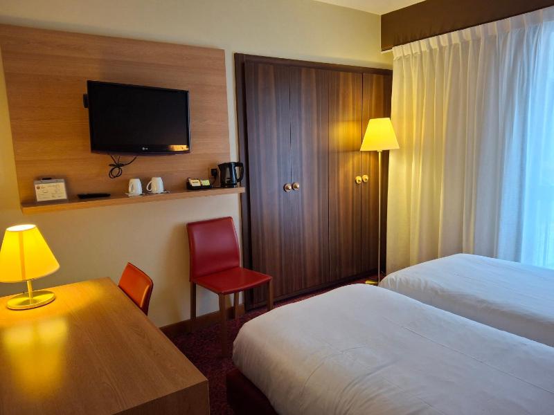 Twin Room image 4