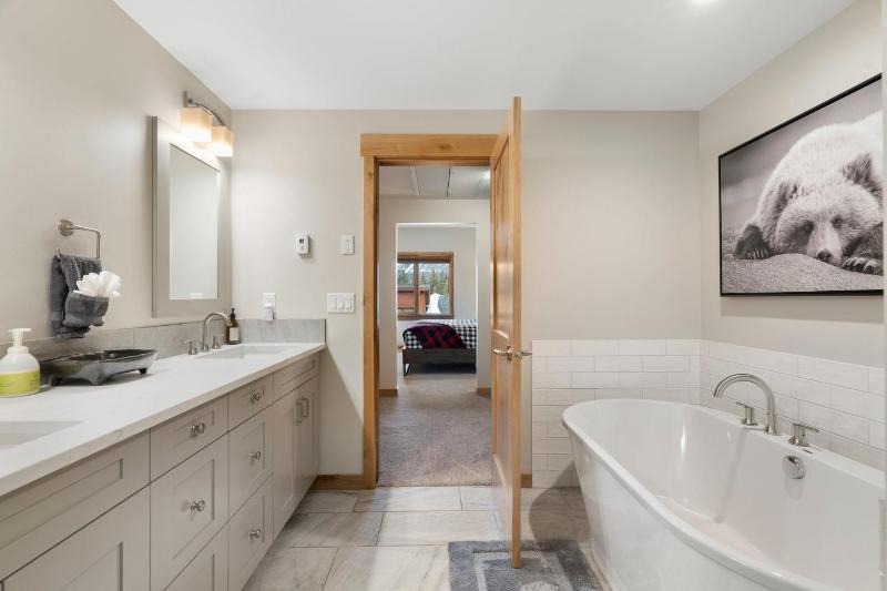 Spring Creek Penthouse by Canadian Rockies Vacation Rentals - image 23