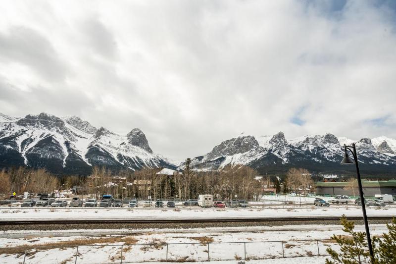 Casa de Luna by Canadian Rockies Vacation Rentals - image 3