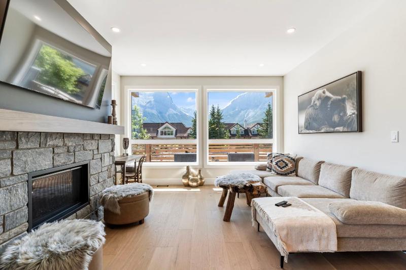Luxe 4BR House by Canadian Rockies Vacation Rentals - image 4