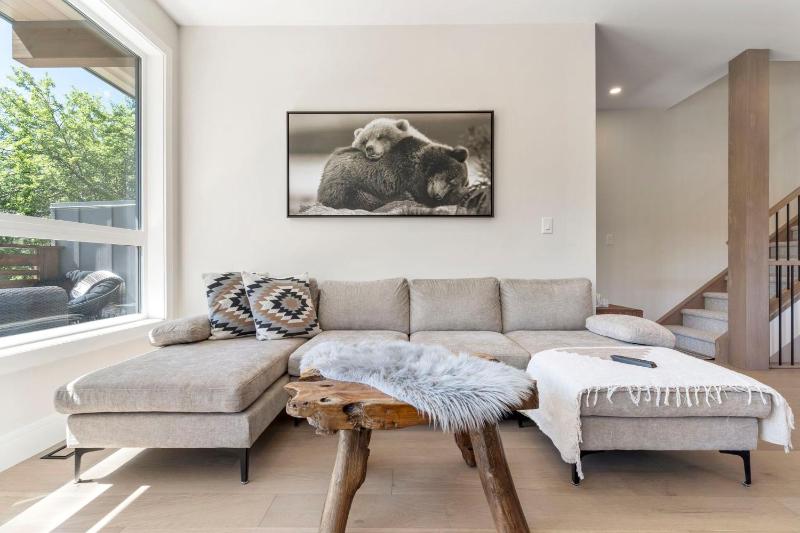Luxe 4BR House by Canadian Rockies Vacation Rentals - image 9