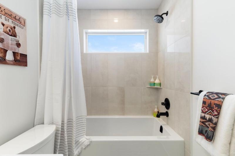 Luxe 4BR House by Canadian Rockies Vacation Rentals - image 46