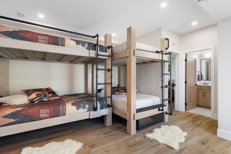 Luxe 4BR House by Canadian Rockies Vacation Rentals - image 35