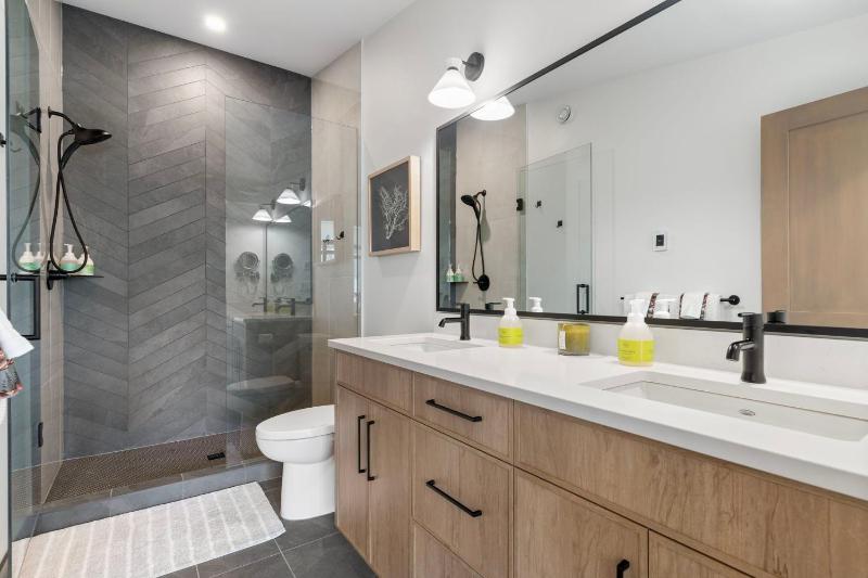 Luxe 4BR House by Canadian Rockies Vacation Rentals - image 30