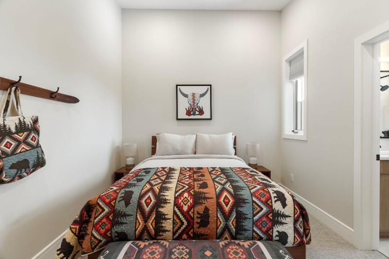 Luxe 4BR House by Canadian Rockies Vacation Rentals - image 31