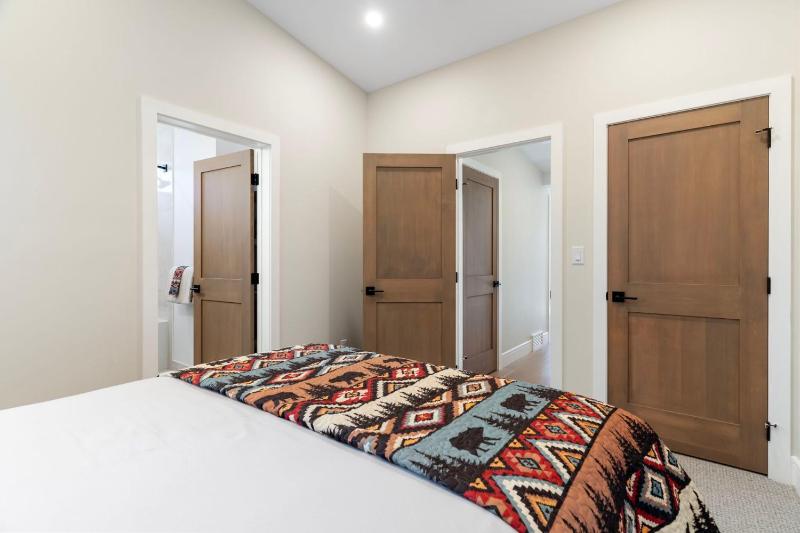 Luxe 4BR House by Canadian Rockies Vacation Rentals - image 37
