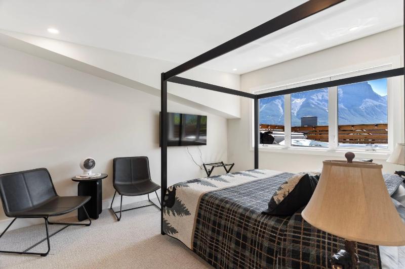 Luxe 4BR House by Canadian Rockies Vacation Rentals - image 12