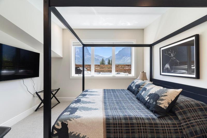 Luxe 4BR House by Canadian Rockies Vacation Rentals - image 39