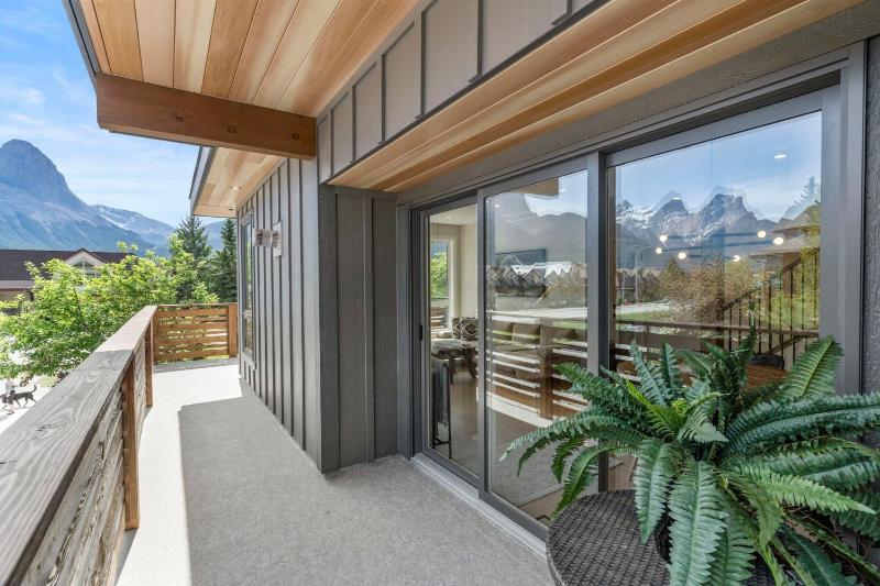 Luxe 4BR House by Canadian Rockies Vacation Rentals - image 44