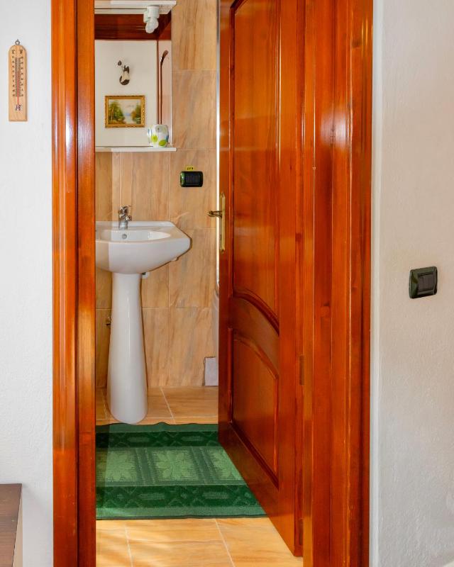 Double Room with Balcony image 4