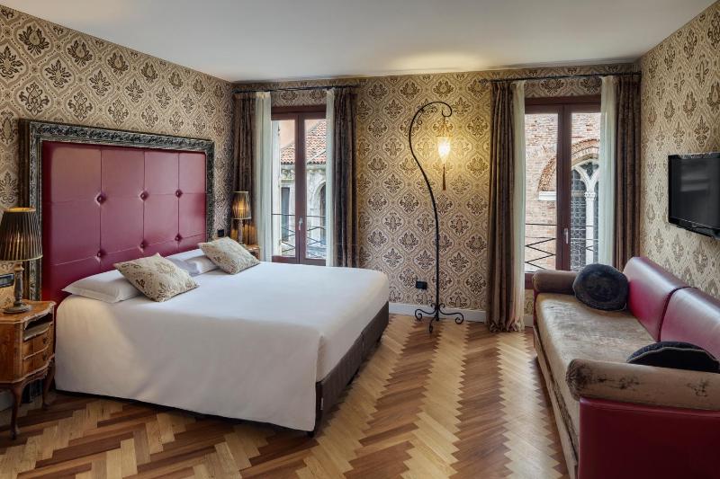 Superior Double Room image 1