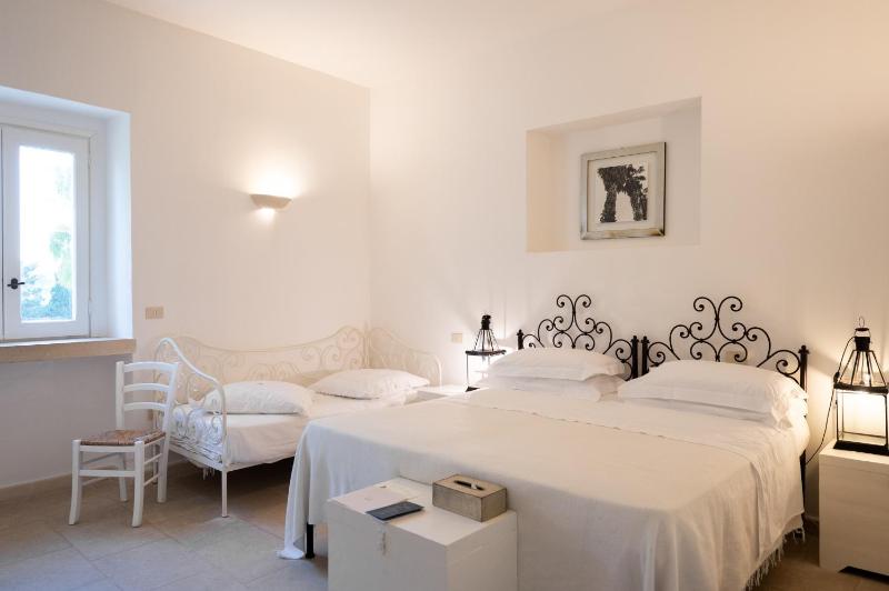 Classic Triple Room image 2