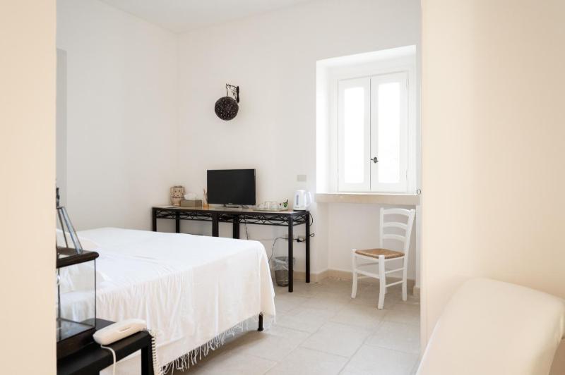 Classic Double Room image 4