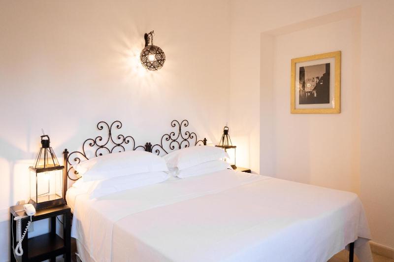 Classic Double Room image 3