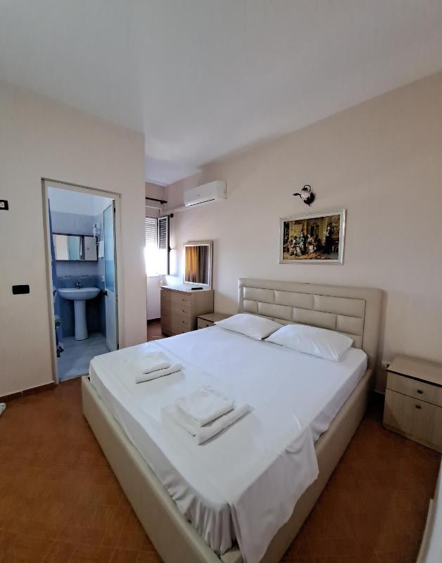 Standard Double Room image 2