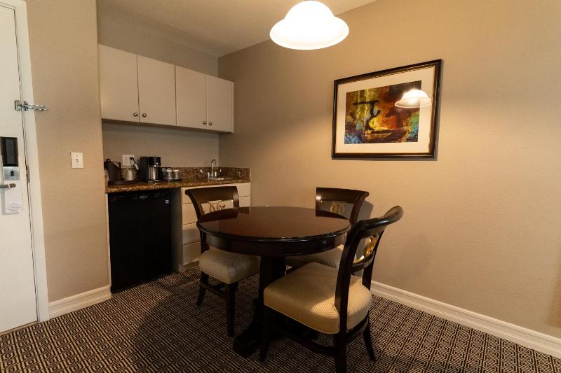 Tuscany Suites and Casino Hotel - image 6