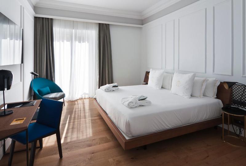 Double or Twin Room with Balcony image 4