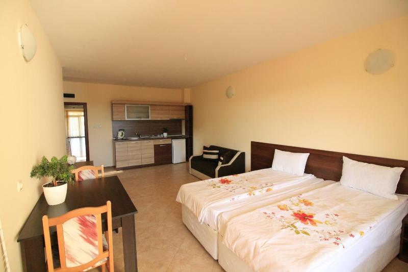 One-Bedroom Apartment with Terrace (2 Adults + 2 Children) image 4