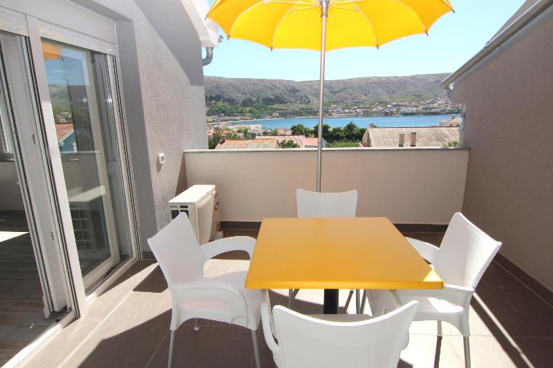 One-Bedroom Apartment with Terrace and Sea View image 4