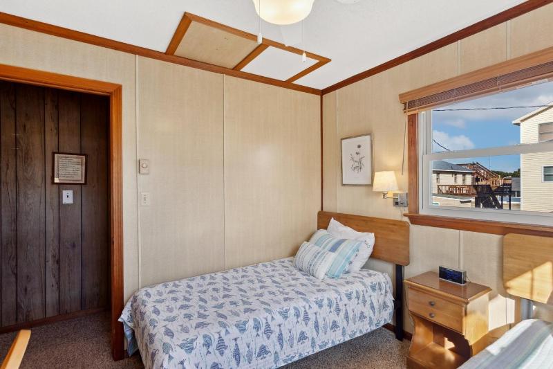 5165 - Holden Inn - image 5